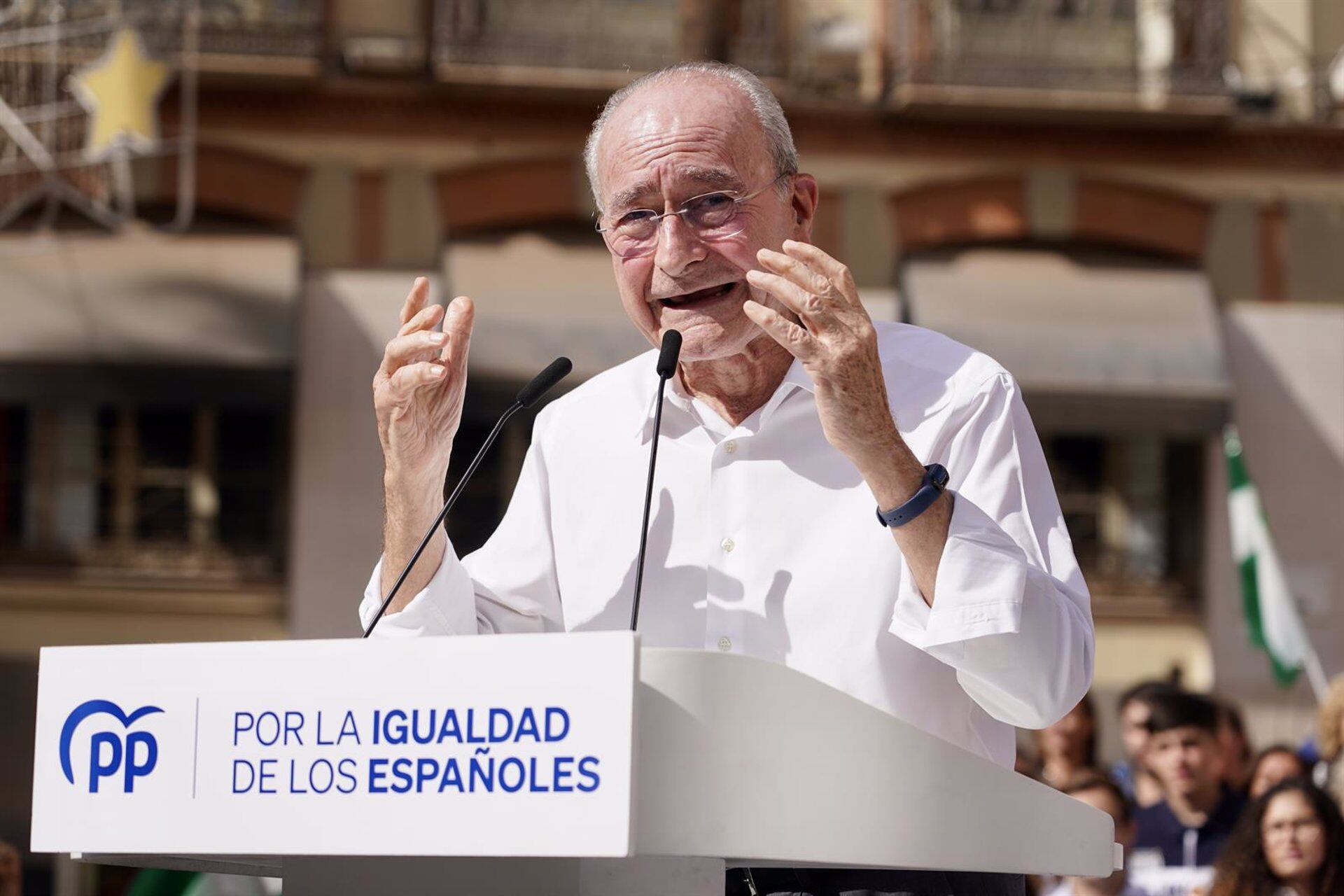 El alcalde de Málaga, Francisco de la Torre, interviene durante la clausura de un acto en una imagen de archivo