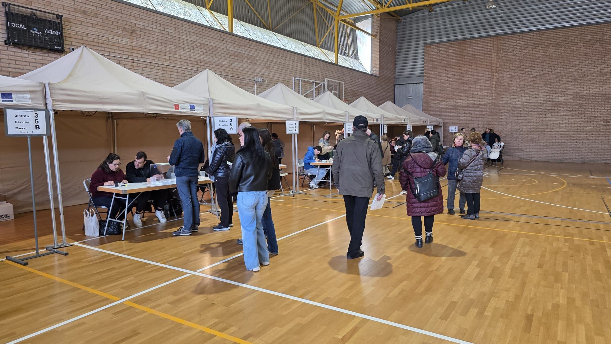 Electores esperando su turno para votar este domingo