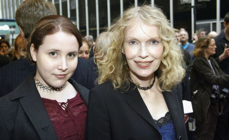 Mia Farrow junto a su hija Dylan en una fotografía de 2003