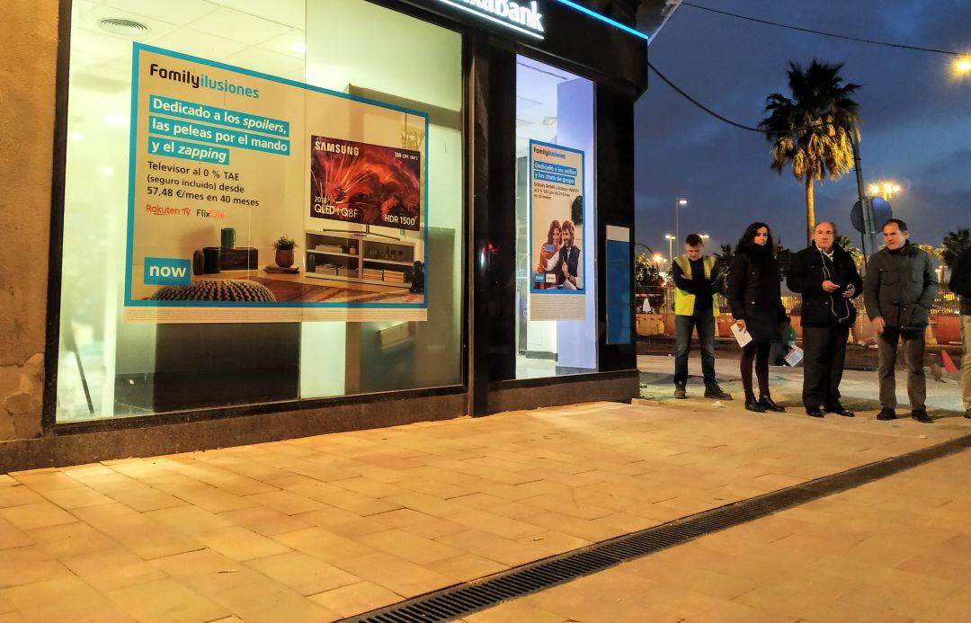 El alcalde de Algeciras y técnicos municipales visitan las obras de la acera de la marina 