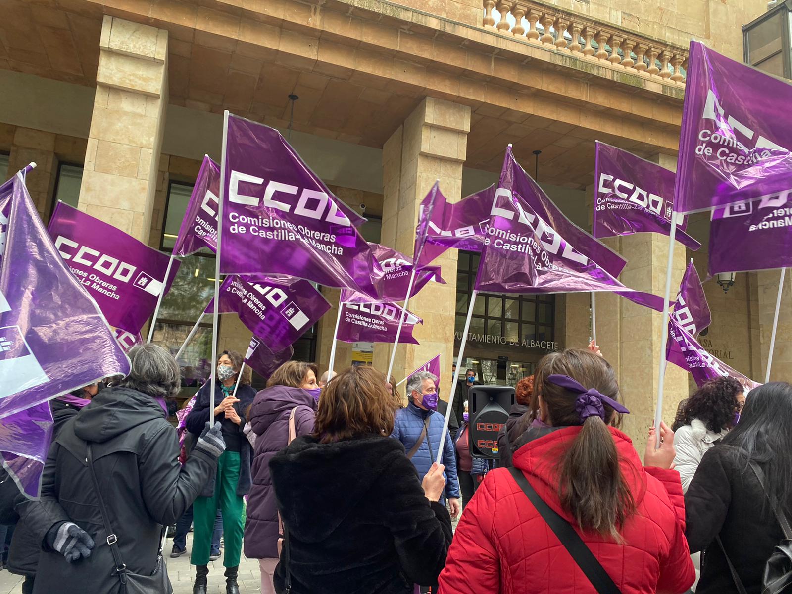 Uno de los momentos de la concentración a las puertas del Ayuntamiento