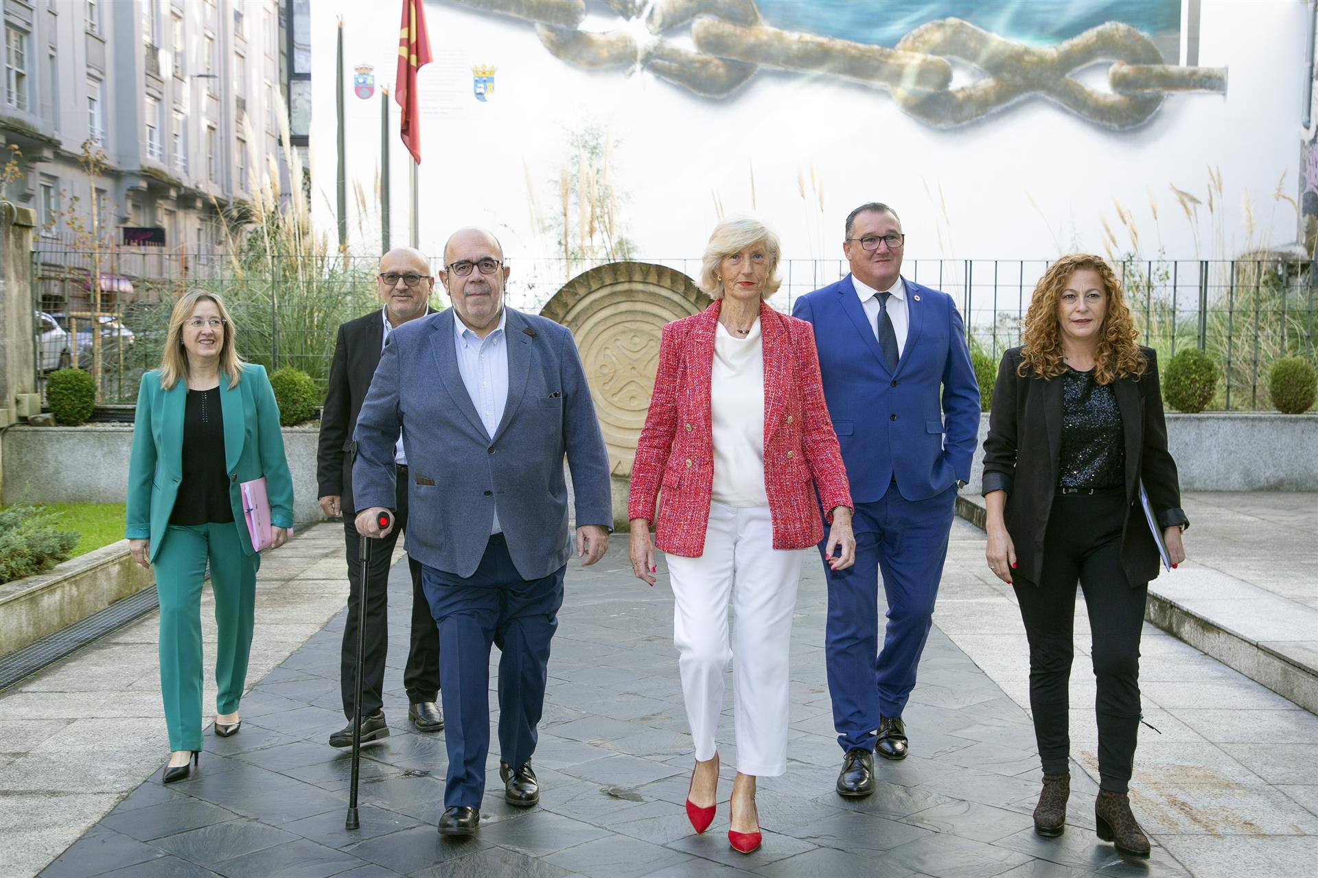 La consejera de Educación y Formación Profesional, Marina Lombó, presenta, los presupuestos de su departamento para 2023, acompañada de su equipo