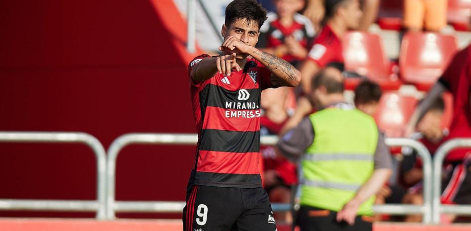 Carlos Martín celebra uno de los 15 goles que marcó en el Mirandés la pasada temporada.