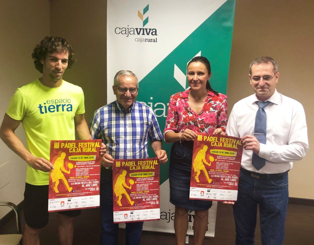 Pablo Fuentes de Espacio Tierra, Vicente Calle alcalde de la Lastrilla, Beatriz Serrano gerente de la Fundación Caja Rural y Jaime Pérez diputado  provincial durante la presentación del festival de pádel