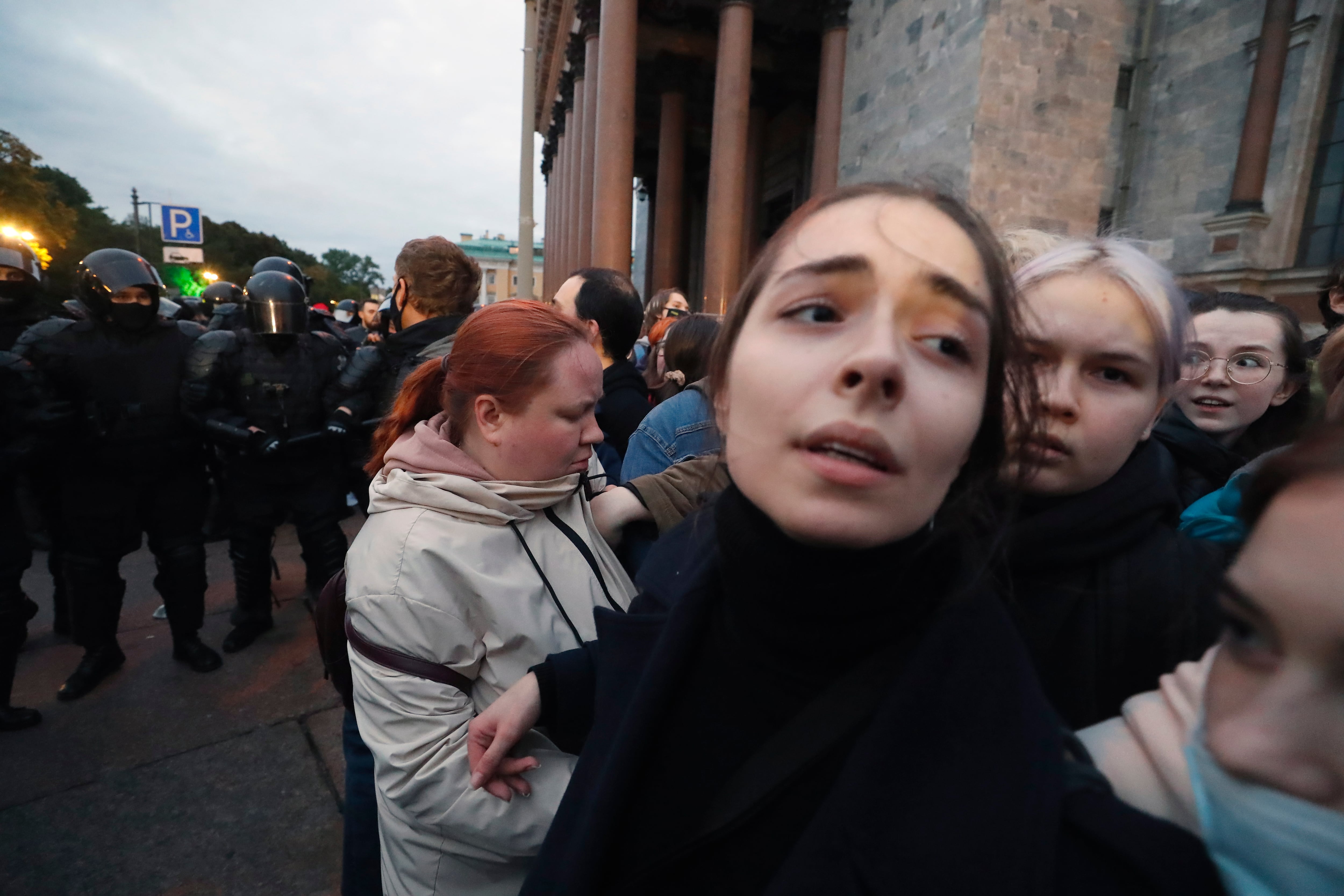 Las autoridades rusas detienen a los participantes de la protesta en San Petersburgo. (Protestas, Rusia, Ucrania, San Petersburgo) EFE/EPA/ANATOLY MALTSEV