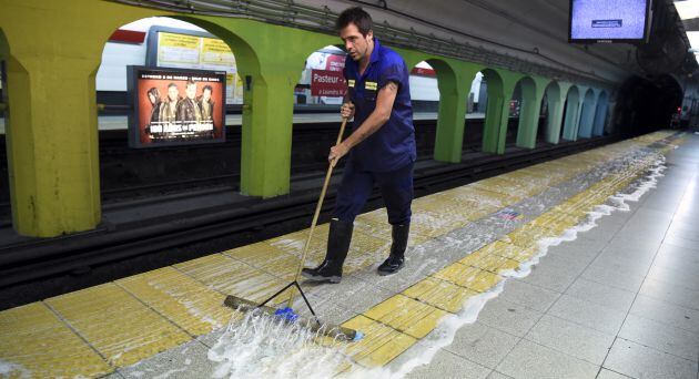 Kike Ferrari en su trabajo en el metro de Buenos Aires.