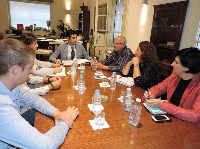 Imagen de la reunión mantenida, en Dénia, entre el director gerente de FGV, Ángel García de la Bandera, con alcaldes y representantes municipales de Dénia, La Xara, Benissa, Gata, Teulada y Calp.