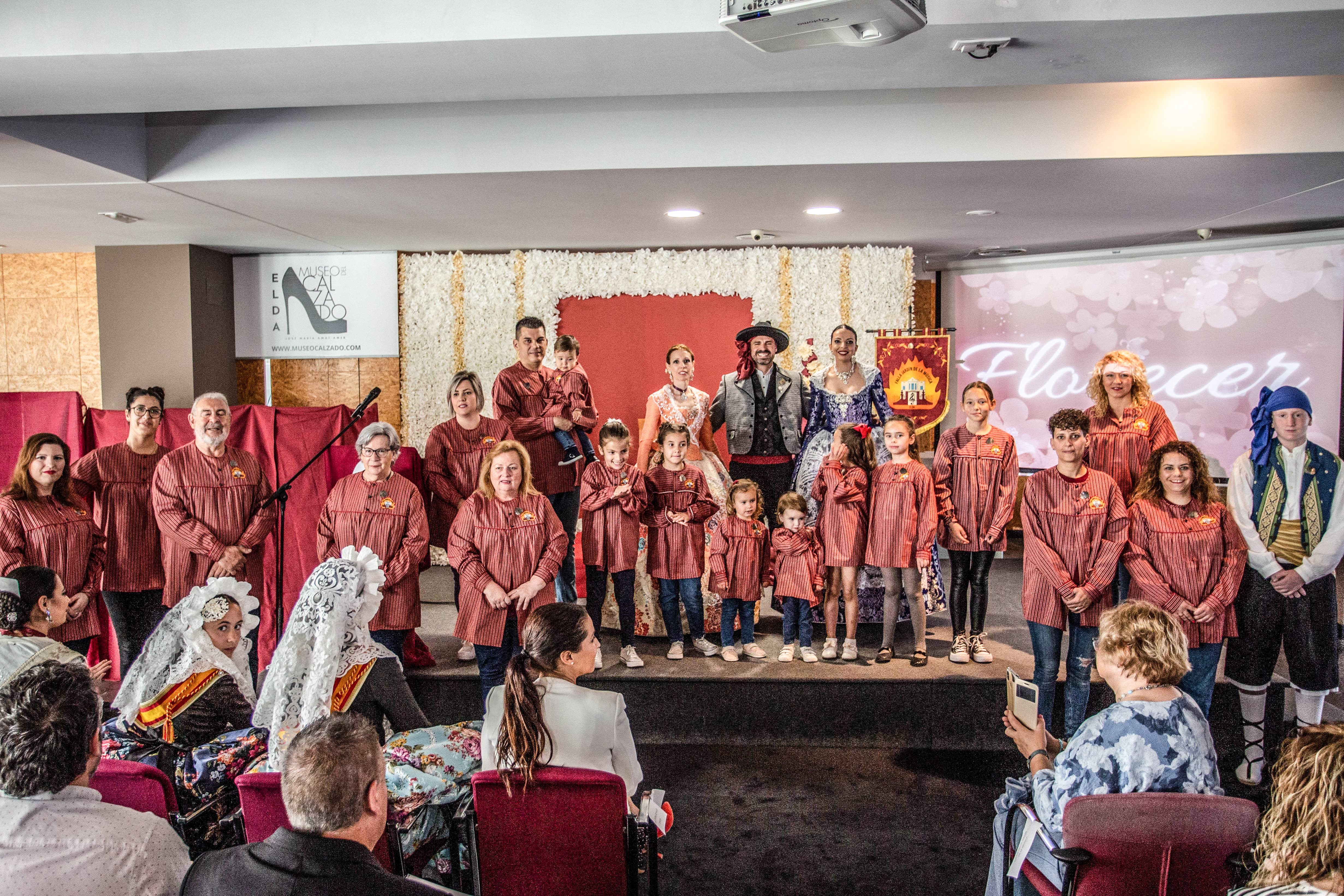 Falleros de la falla Jardín de la Música en el acto de presentación de los cargos 2024