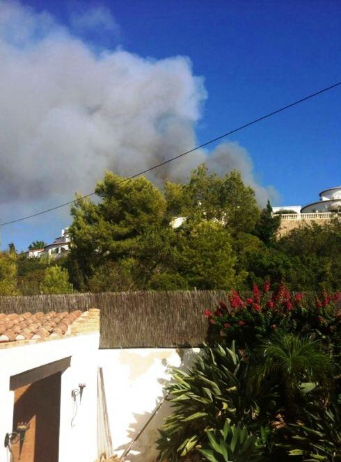 La columna de humo del incendio de Xàbia era perceptible desde las próximas urbanizaciones