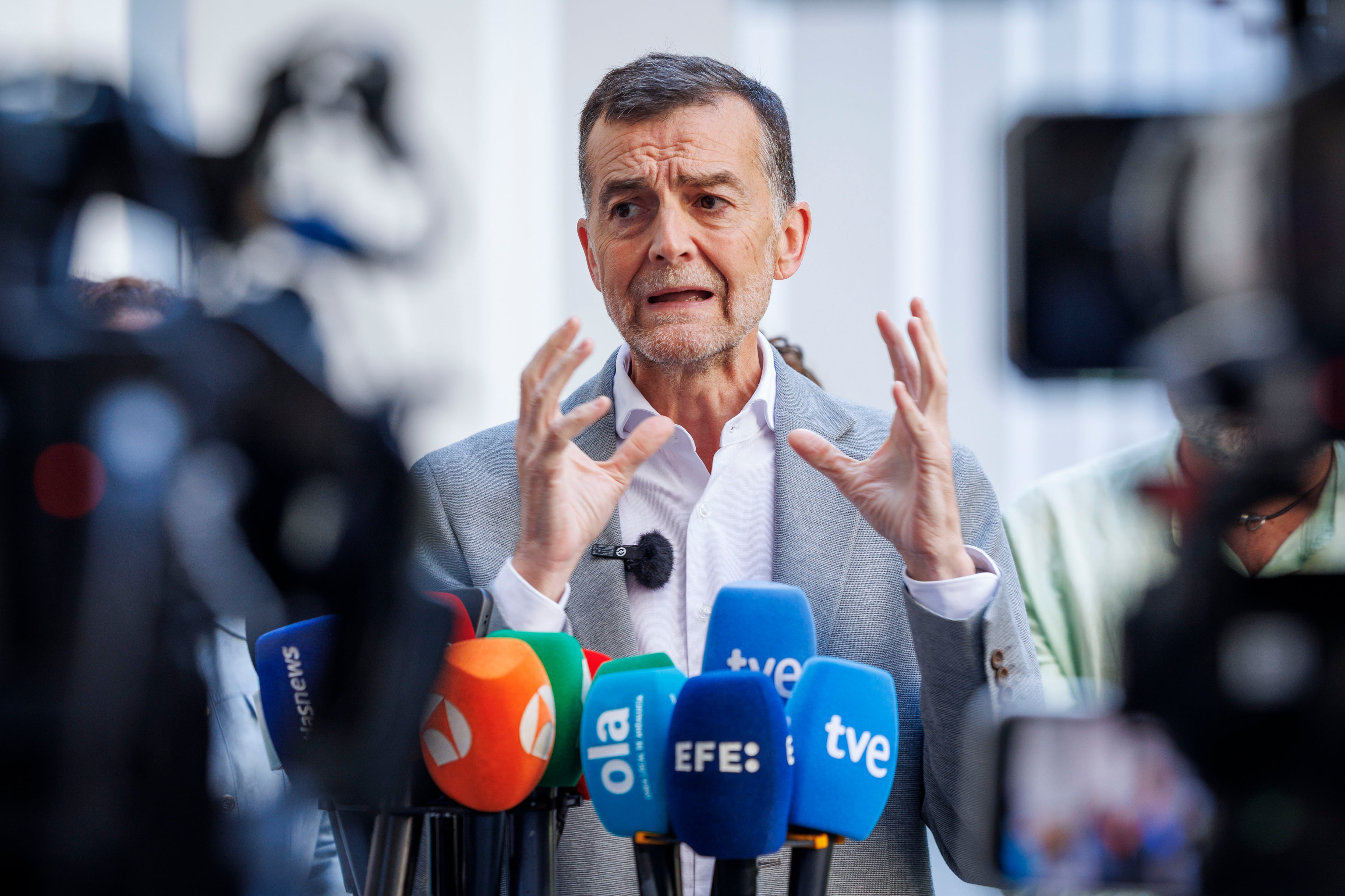 El candidato de Por Andalucía a la Presidencia de la Junta, Antonio Maíllo, en declaraciones a los periodistas desde el Parlamento de Andalucía