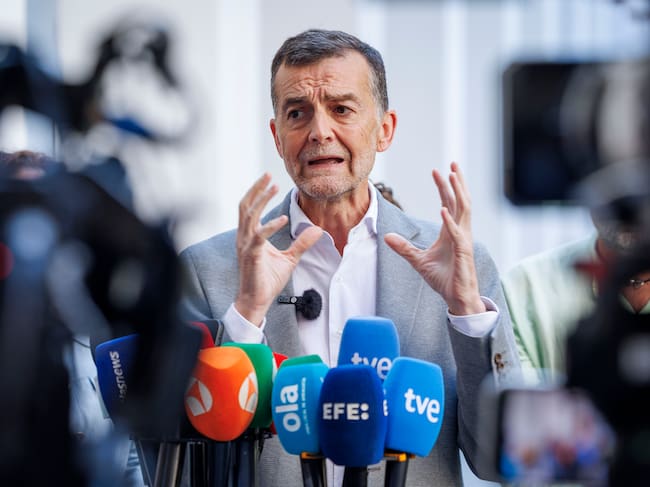 El candidato de Por Andalucía a la Presidencia de la Junta, Antonio Maíllo, en declaraciones a los periodistas desde el Parlamento de Andalucía