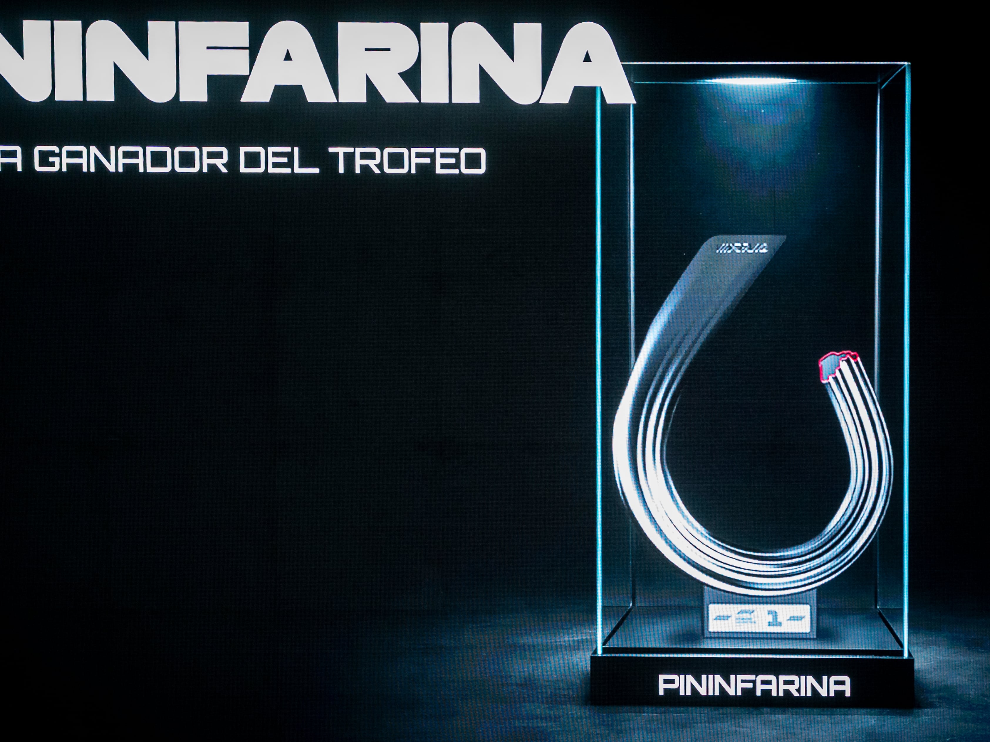 El trofeo Pininfarina, durante el evento de presentación en Cibeles