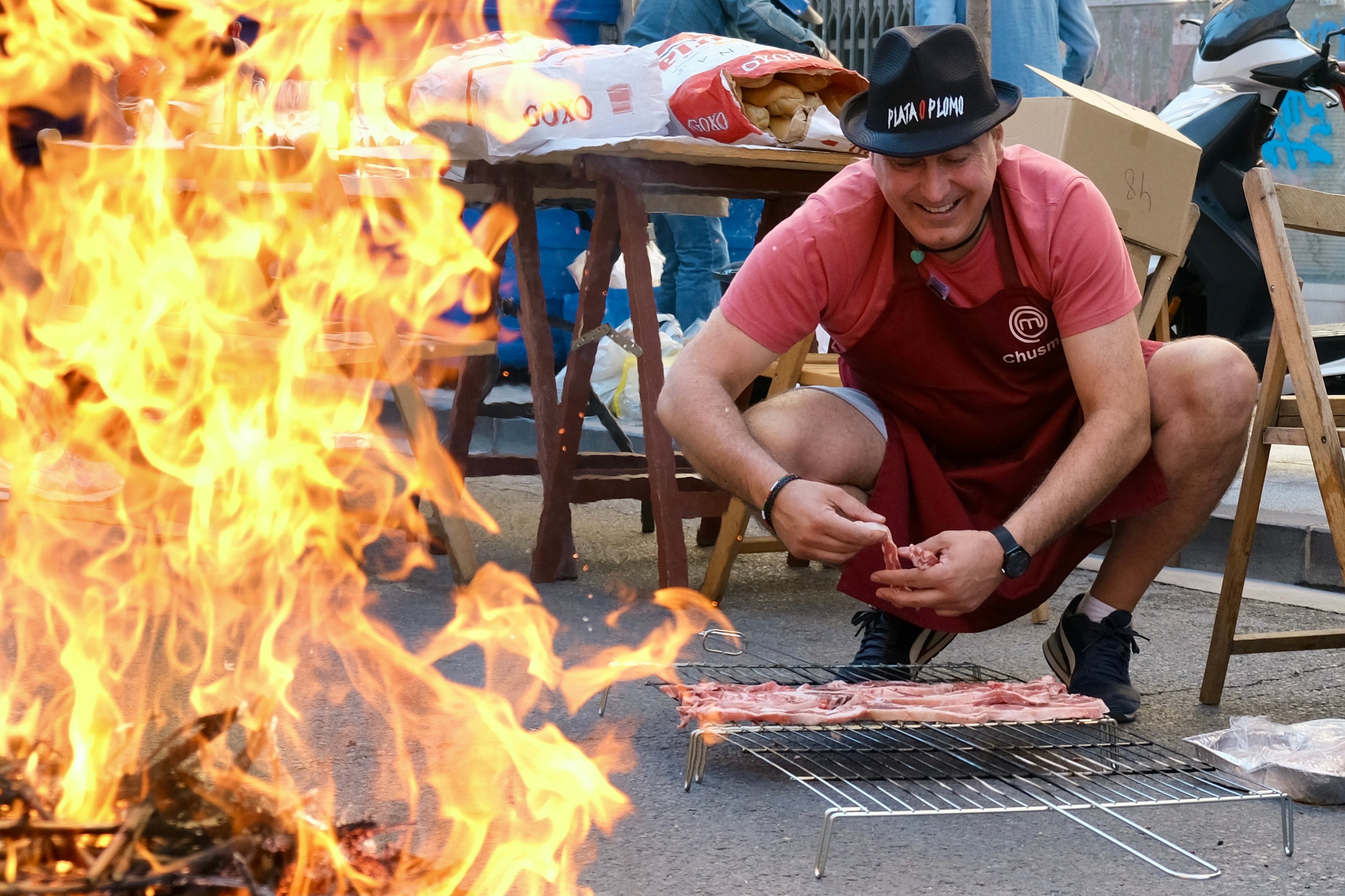 LOGROÑO, 27/09/2025.- Las brasas de los sarmientos han avivado este sábado las ganas de disfrute de las 150 cuadrillas reunidas en un ambiente único, en Logroño, en el que no solo se ha podido degustar una de las señas de identidad de la tierra -las chuletillas asadas- y brindar con vino de Rioja, sino también compartir y disfrutar en un verdadero espacio de encuentro. EFE/ Samuel-Alonso