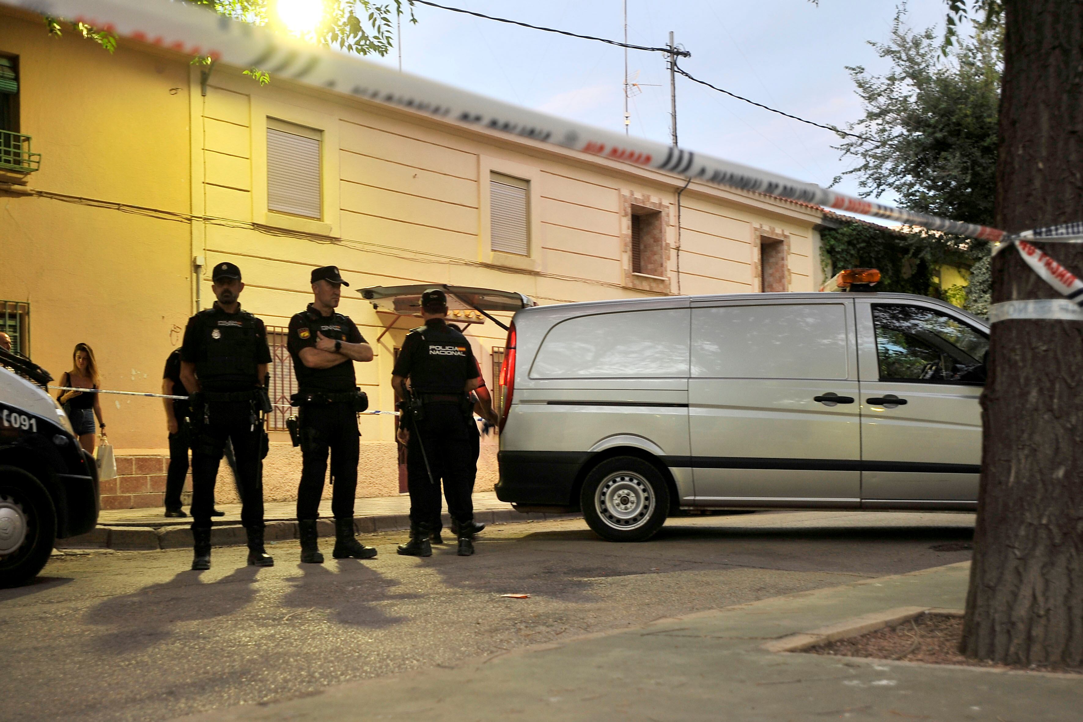 ALBACETE, 12/07/2023.- Un hombre de 42 años ha fallecido este miércoles en un tiroteo que se ha producido sobre las 20.00 horas en el barrio de La Estrella de Albacete, en el que también han resultado heridas otras tres personas. La Subdelegación del Gobierno en Albacete ha informado del suceso en una nota de prensa y ha subrayado que la Policía Nacional ya se encuentra en el barrio, para tratar de esclarecer los hechos. EFE/ Manu
