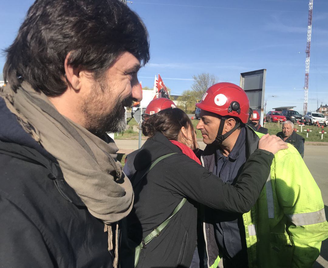 Rafa Mayoral y Ana Marcello a su llegada al campamento de las auxiliares de Endesa en Compostilla