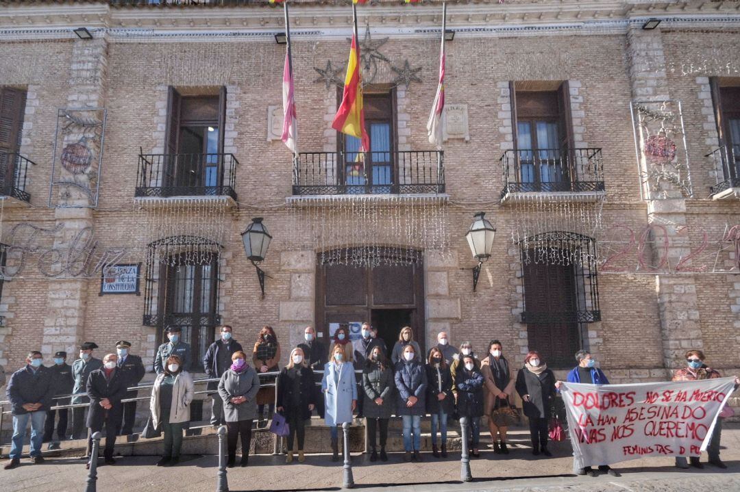 A las puertas del Ayuntamiento de Villarrubia se ha guardado un minuto de silencio