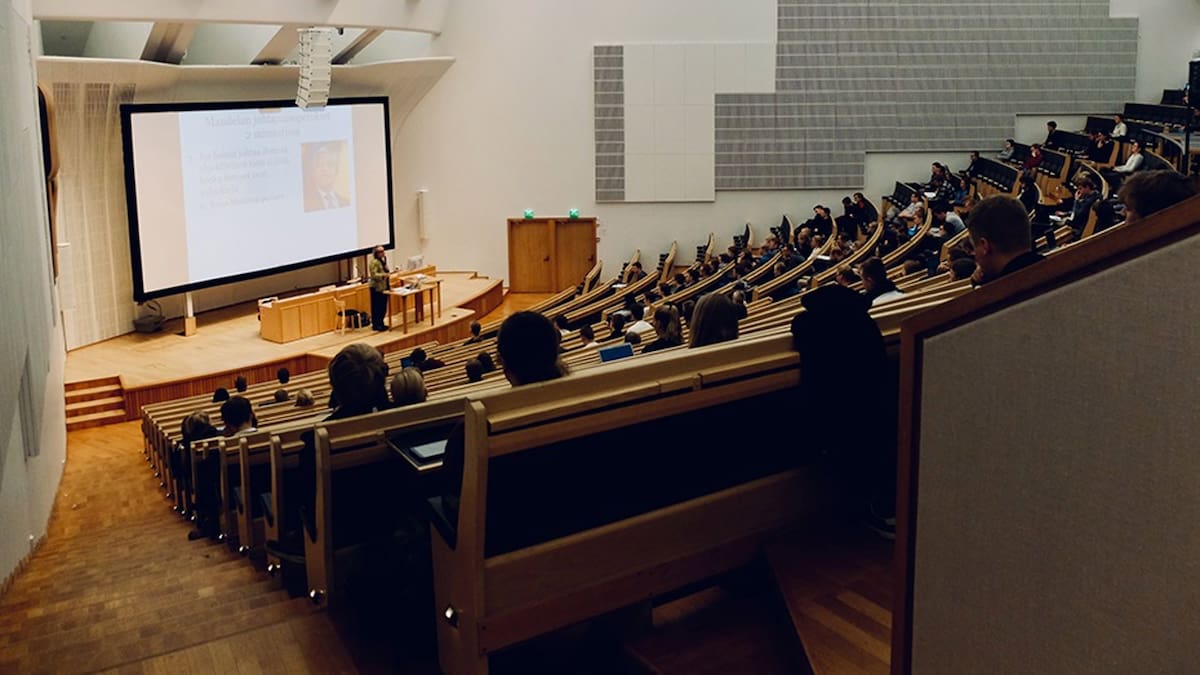 Más inversión que nunca, pero menos universitarios con beca