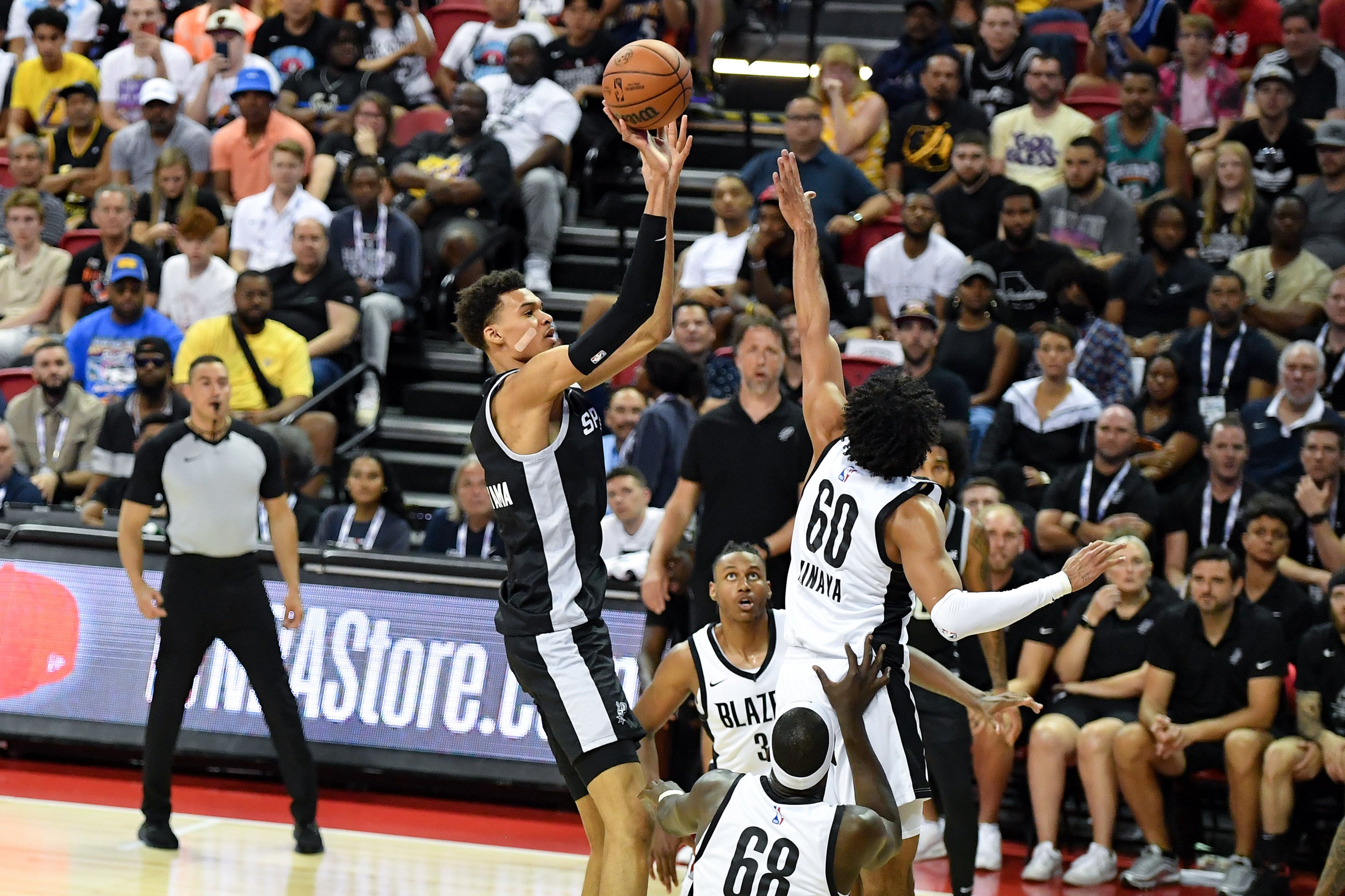 Victor Wembanyama anota una canasta durante la victoria de San Antonio Spurs