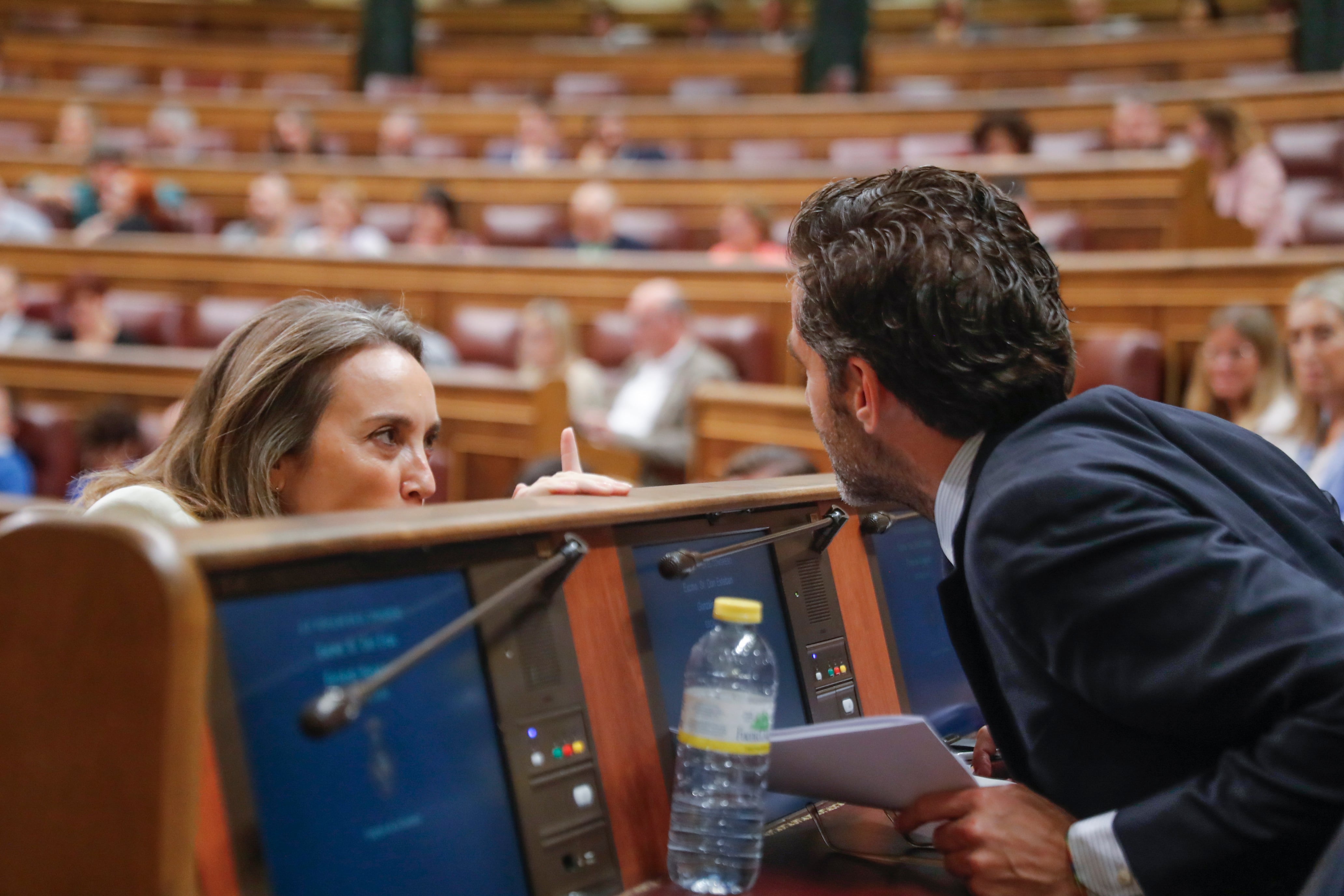 La portavoz del Partido popular Cuca Gamarra conversa con el diputado popular Borja Semper. EFE/ Juan Carlos Hidalgo