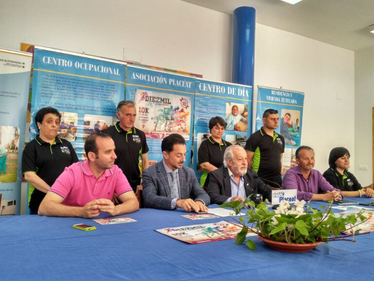 Los presidentes de las entidades organizadoras y colaboradoras y los voluntarios de Plena Inclusión Extremadura Placeat