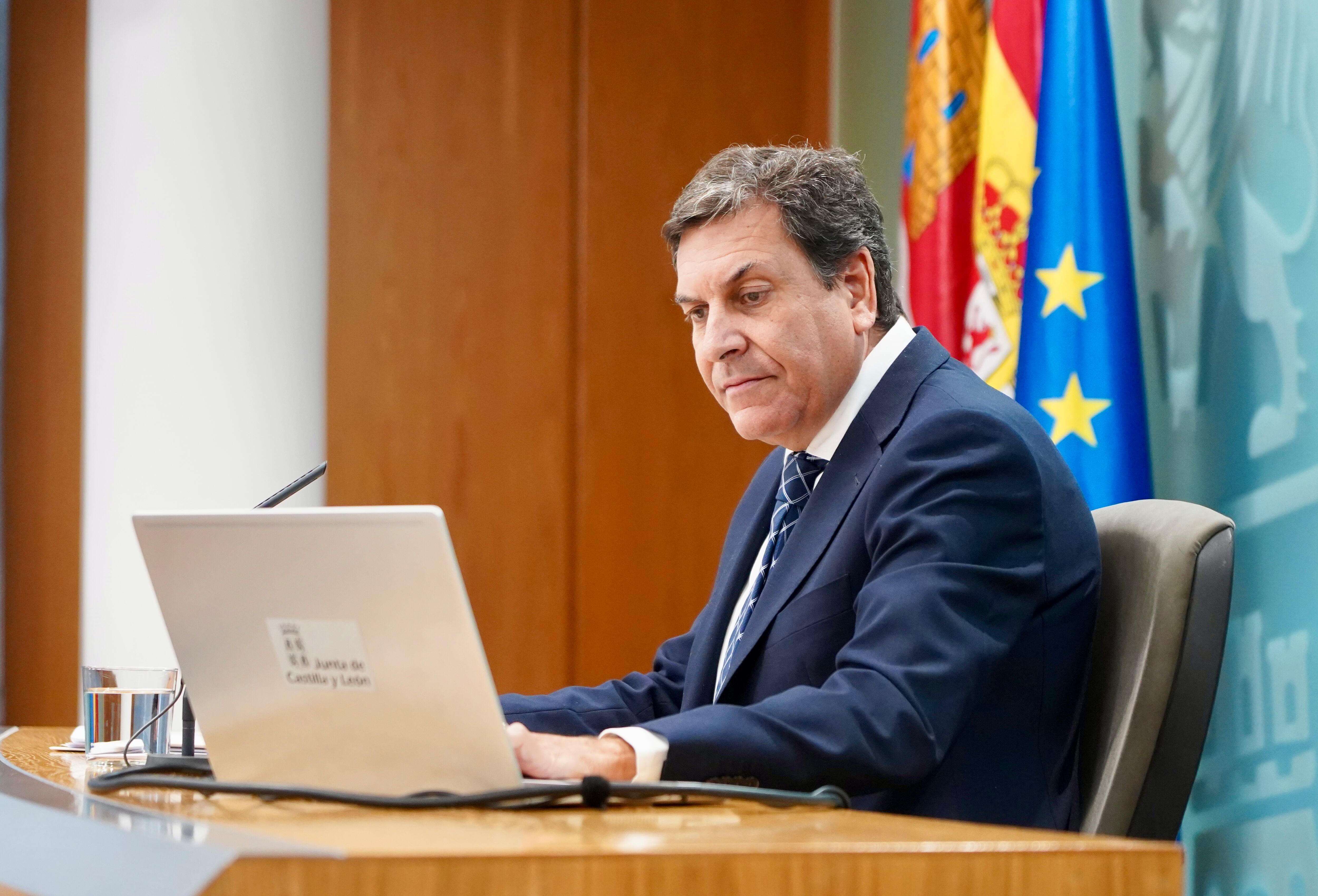 El consejero de Economía y Hacienda y portavoz, Carlos Fernández Carriedo, comparece en rueda de prensa posterior al Consejo de Gobierno