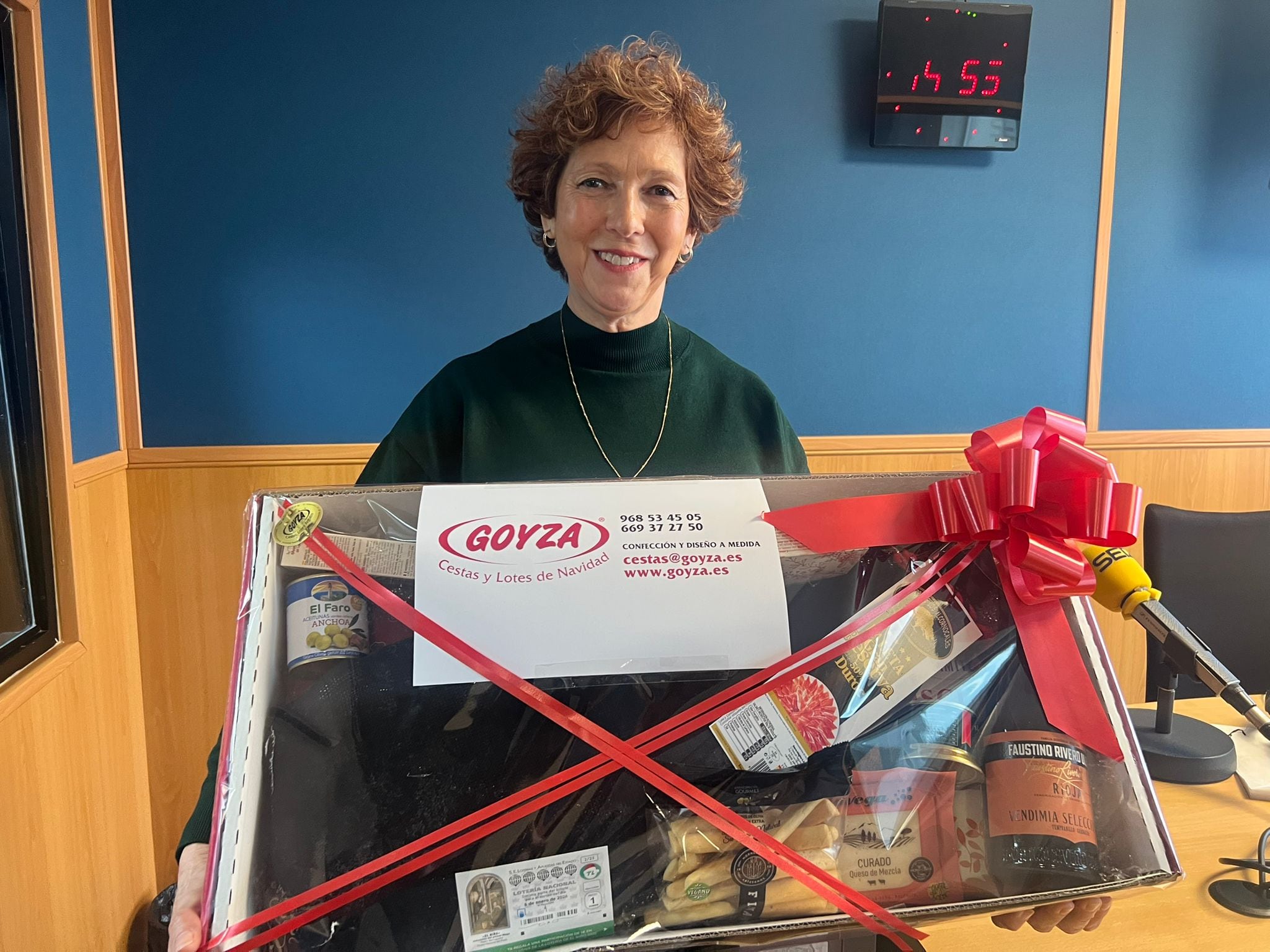 Olivia, la sonrisa solidaria que se llevó la cesta de Navidad del maratón de donación de sangre