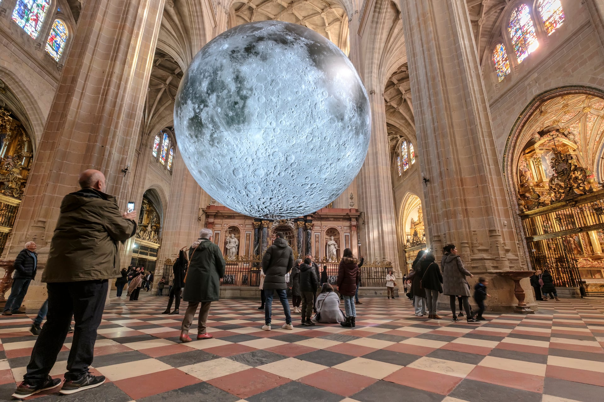 Exposición &quot;Museum of the Moon&quot; en la Catedral de Segovia