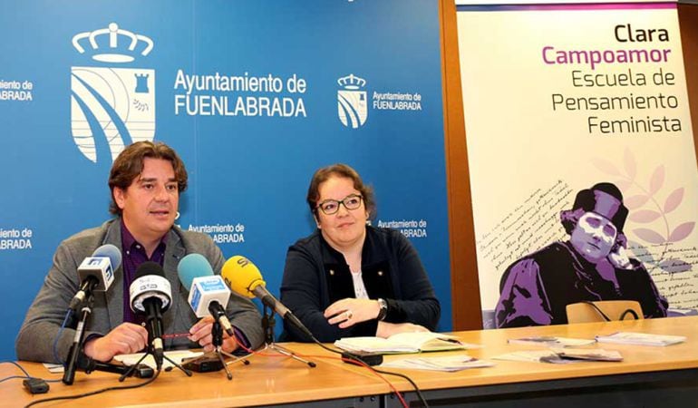 El alcalde de Fuenlabrada y la concejala de Igualdad durante la presentación de las Jornadas Clara Campoamor.