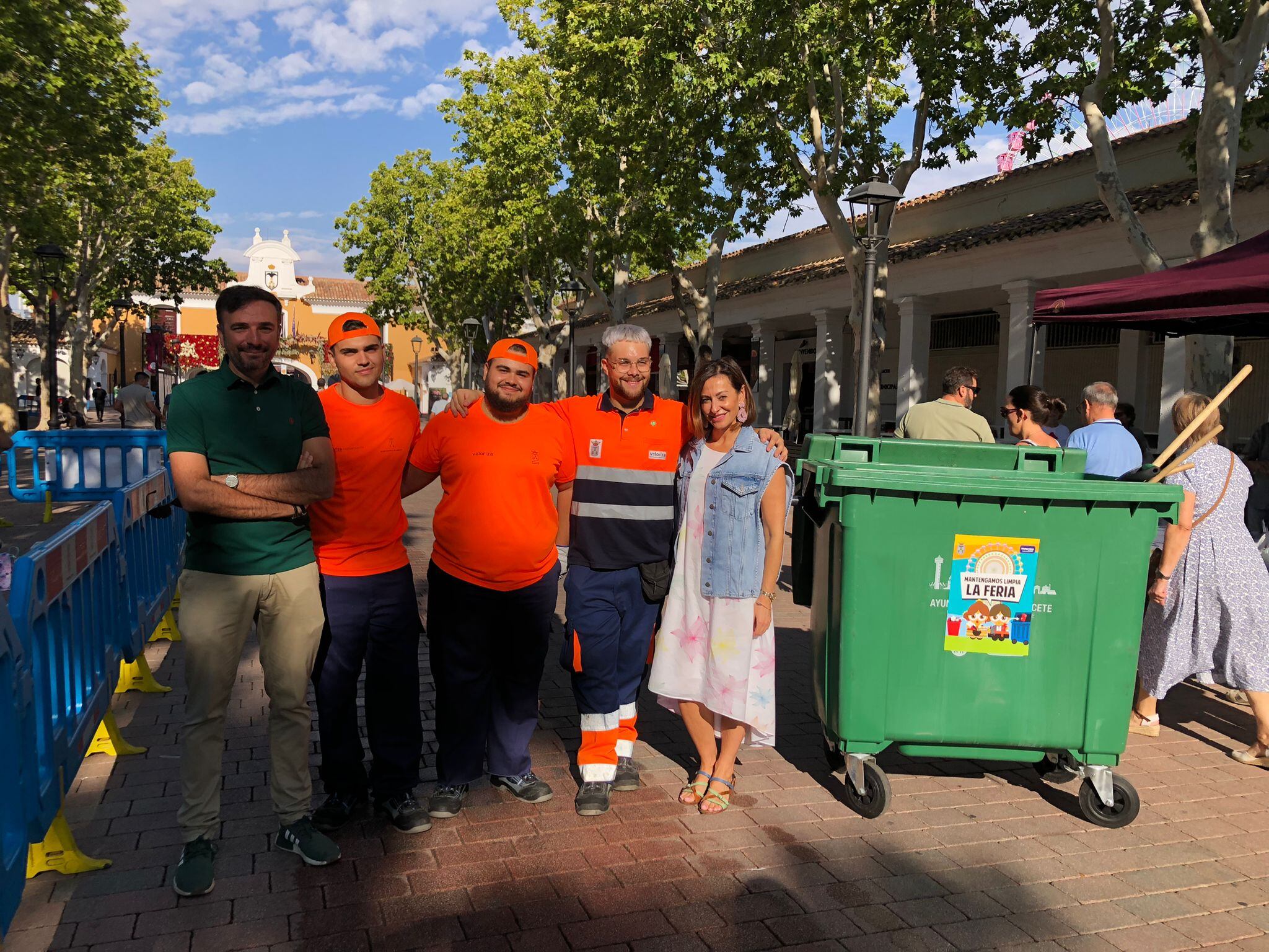 Rosa González junto a trabajadores del servicio de limpieza en la Feria