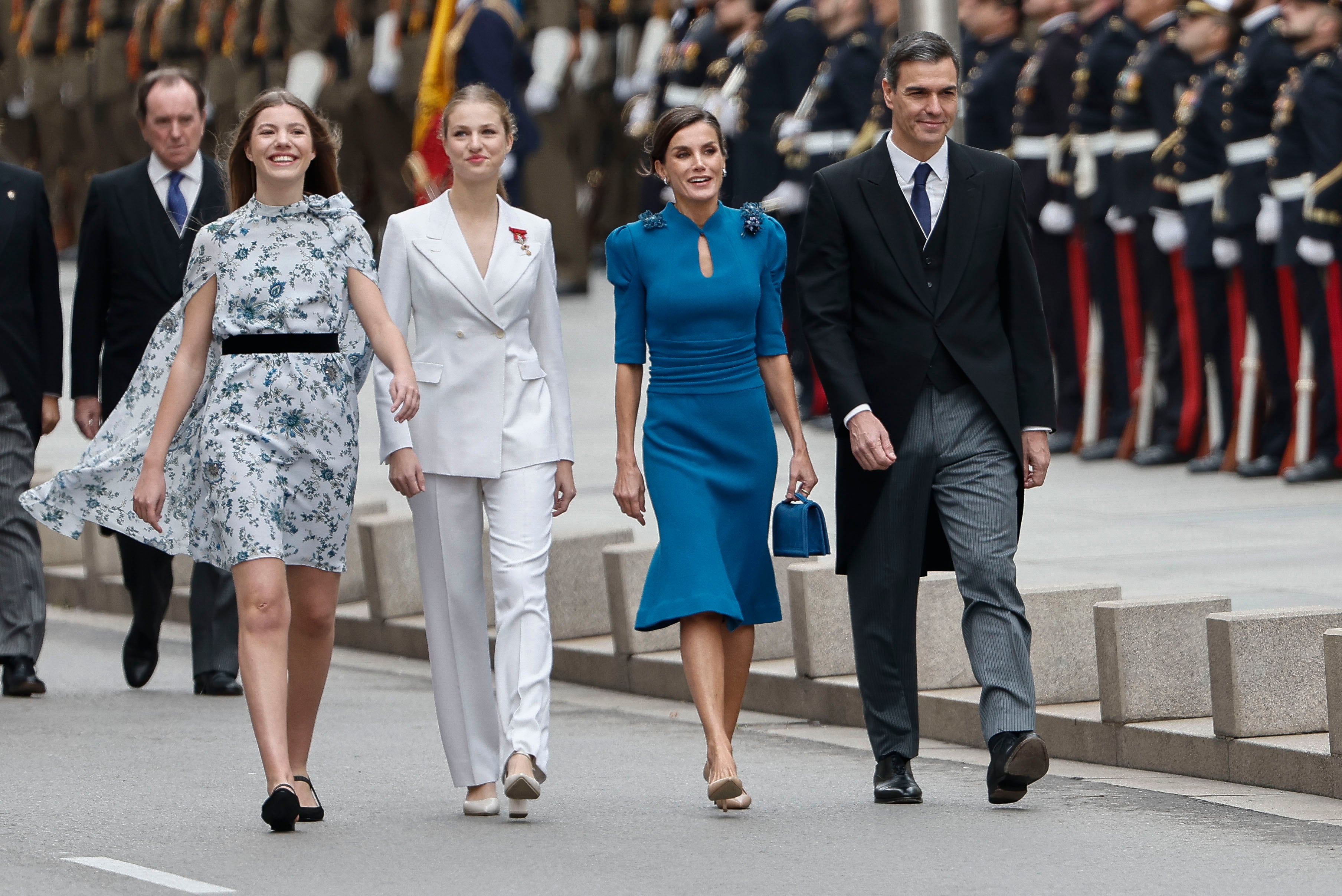 La reina de España, Letizia (2d), la princesa Leonor( 2i) y la infanta Sofía (i), acompañadas por el presidente del Gobierno, Pedro Sánchez (d), a su llegada al Congreso