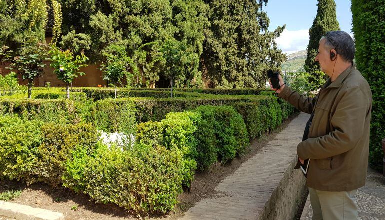 Turista en la Alhambra