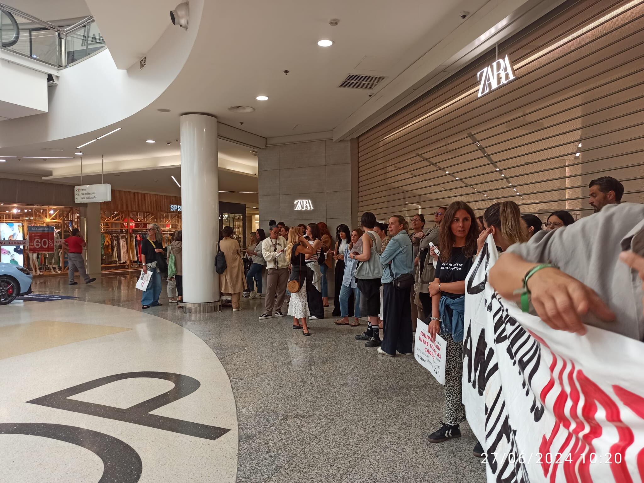 Protesta de este jueves ante la tienda de Zara en Odeón (cedida)