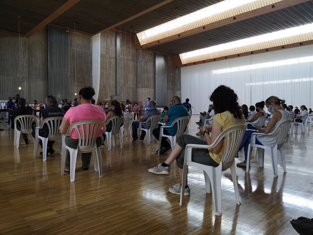 Un grupo de personas espera despúes de ser vacunados en el Palacio de Exposiciones de Santander.