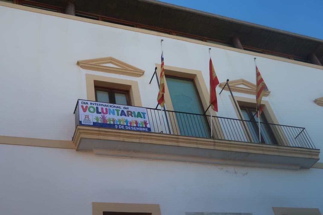 Imagen de la banderola que ya luce la sede del Consistorio