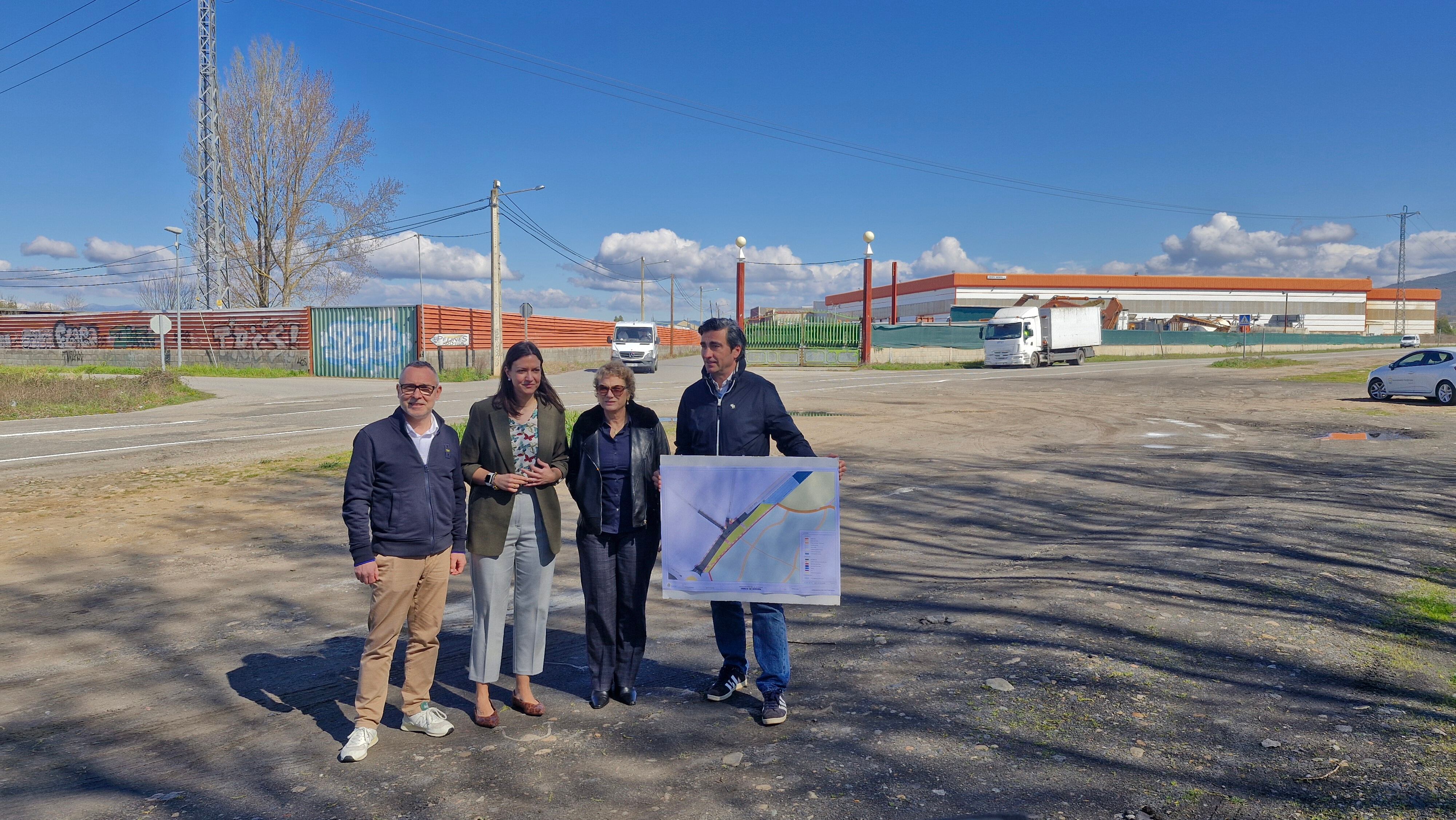 Los concejales , Lidia Coca y Carlos Cortina, junto a los técnicos