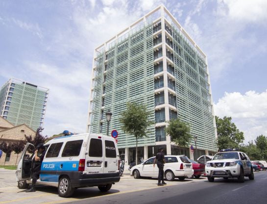 Agentes de la Policía judicial ante la Conselleria de Gobernación y Justicia de Valencia, actuación que se produce después de la detención, esta mañana, del delegado del Gobierno en la Comunidad Valenciana, Serafín Castellano, por supuestas irregularidades en adjudicaciones durante su etapa como titular de dicha Conselleria