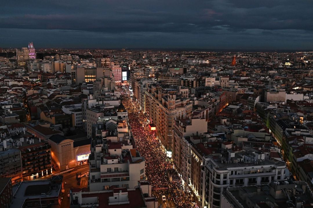 Vista aérea de la manifestación del 8M de Madrid a su paso por la Gran Vía, conmemorando el Día Internacional de la Mujer, que ha arrancado este domingo desde Atocha con miles de personas abrazando el lema de su cabecera: &quot;Con derechos, sin barreras, feministas sin fronteras&quot;.