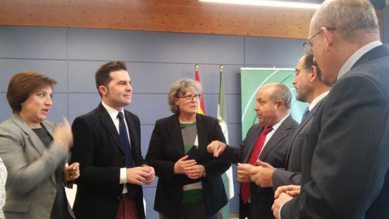 La delegada del Gobierno de la Junta en Granada, Sandra García; el alcalde de Maracena, Noel López; la alcaldesa de Albolote, Concepción Ramírez; el alcalde de Granada; José Torres Hurtado; el consejero de Fomento de Andalucía, Felipe López; y el alcalde 