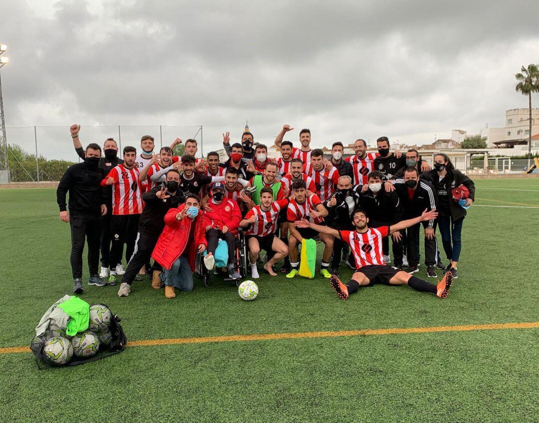 Los jugadores cofereros celebran la victoria contra el Pedreguer