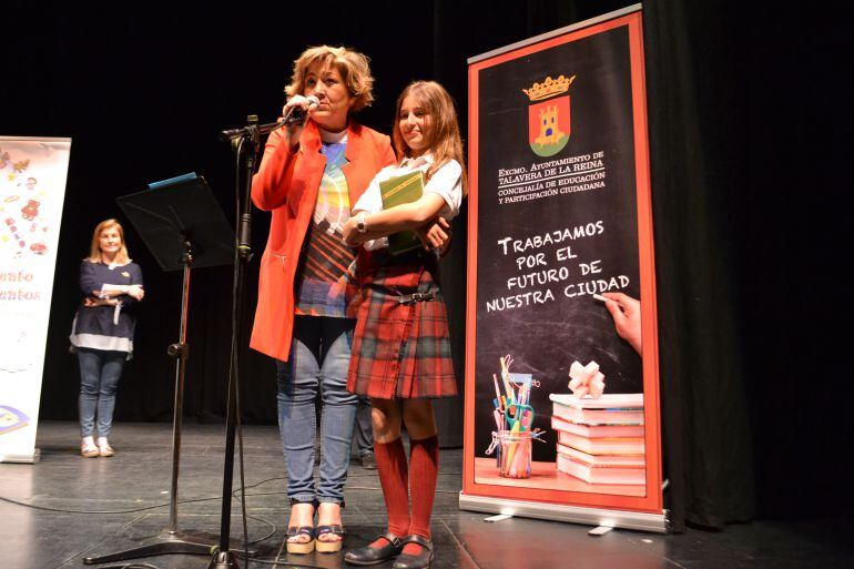 María Victoria González con la ganadora del Certamen Marcapáginas Paula López