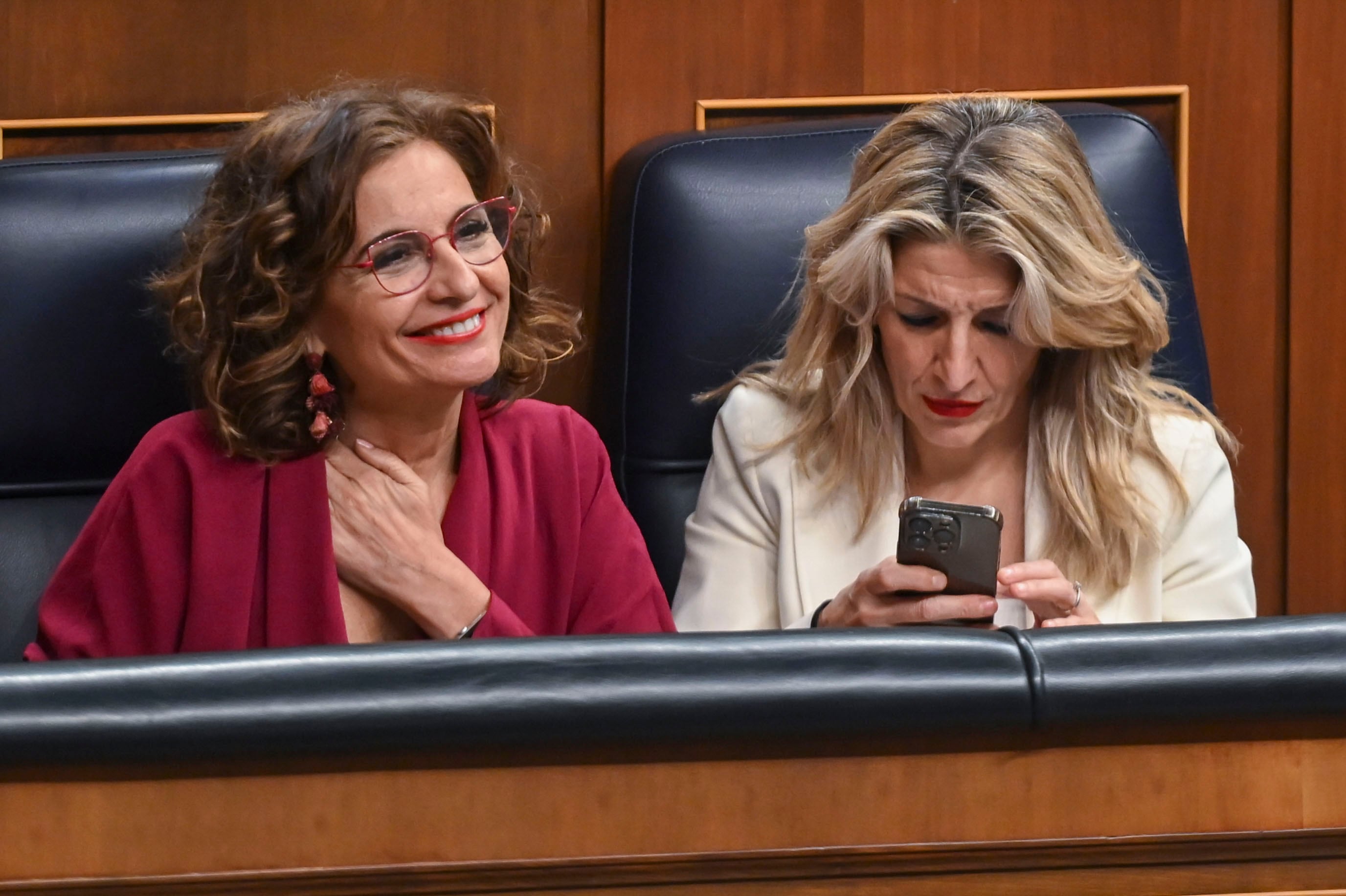 MADRID, 20/02/2024.- La vicepresidenta primera y ministra de Hacienda, María Jesús Montero (i), junto a la vicepresidenta y ministra de Trabajo, Yolanda Díaz, este martes en la sesión plenaria del Congreso, en Madrid. EFE/ Fernando Villar
