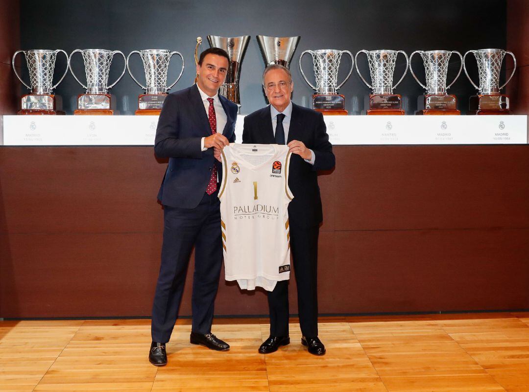 Florentino Pérez y Abel Matutes posando en la sala de trofeos del equipo blanco