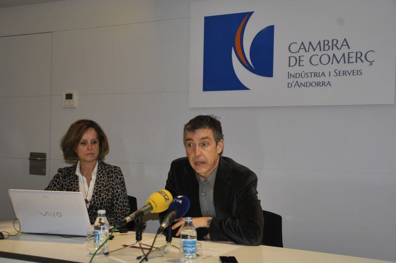 Pilar Escale, directora de la Cambra de Comerç i Marc Pantebre, president, en una roda de premsa