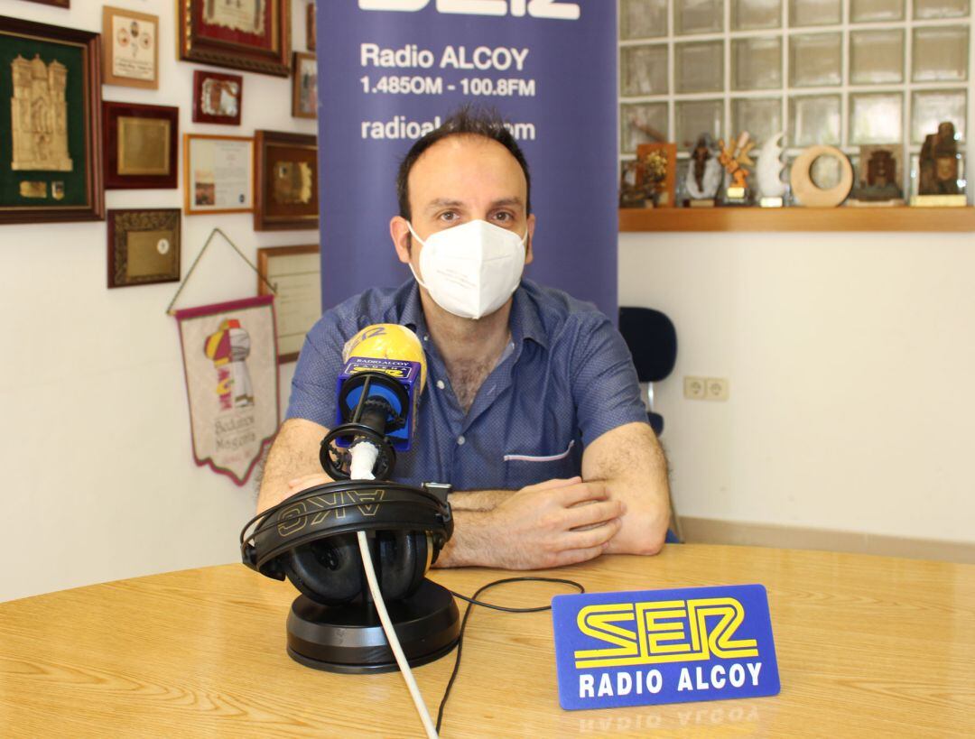 Alberto Acosta, delegado del Sindicato Médico de la Comunidad Valenciana en Alcoy en el estudio central de Radio Alcoy