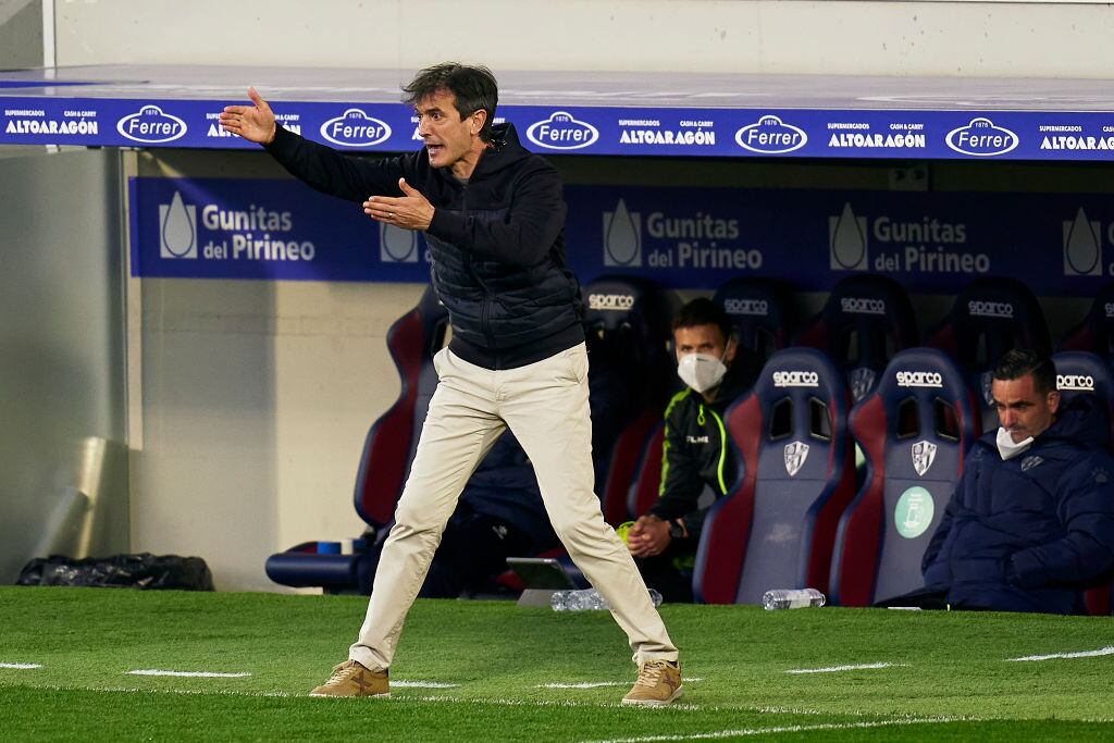 José Rojo Martín 'Pacheta', da indicaciones a sus jugadores durante un partido dirigiendo a la SD Huesca