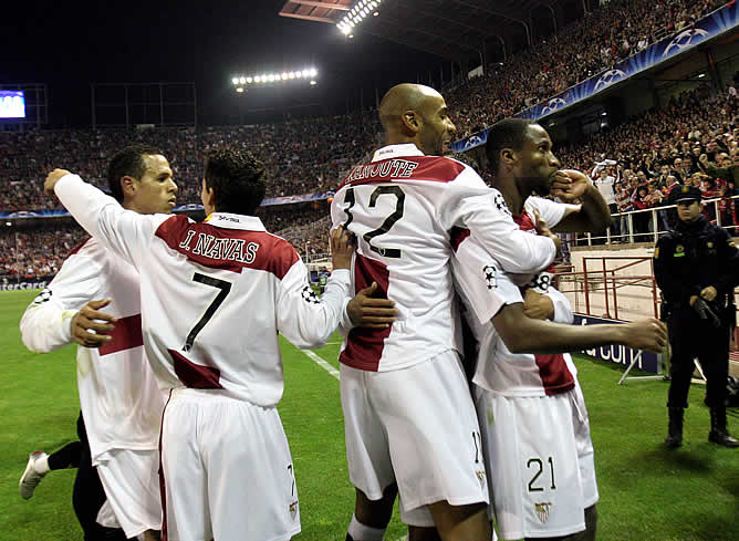 Los jugadores del Sevilla celebra el gol del Luis Fabiano