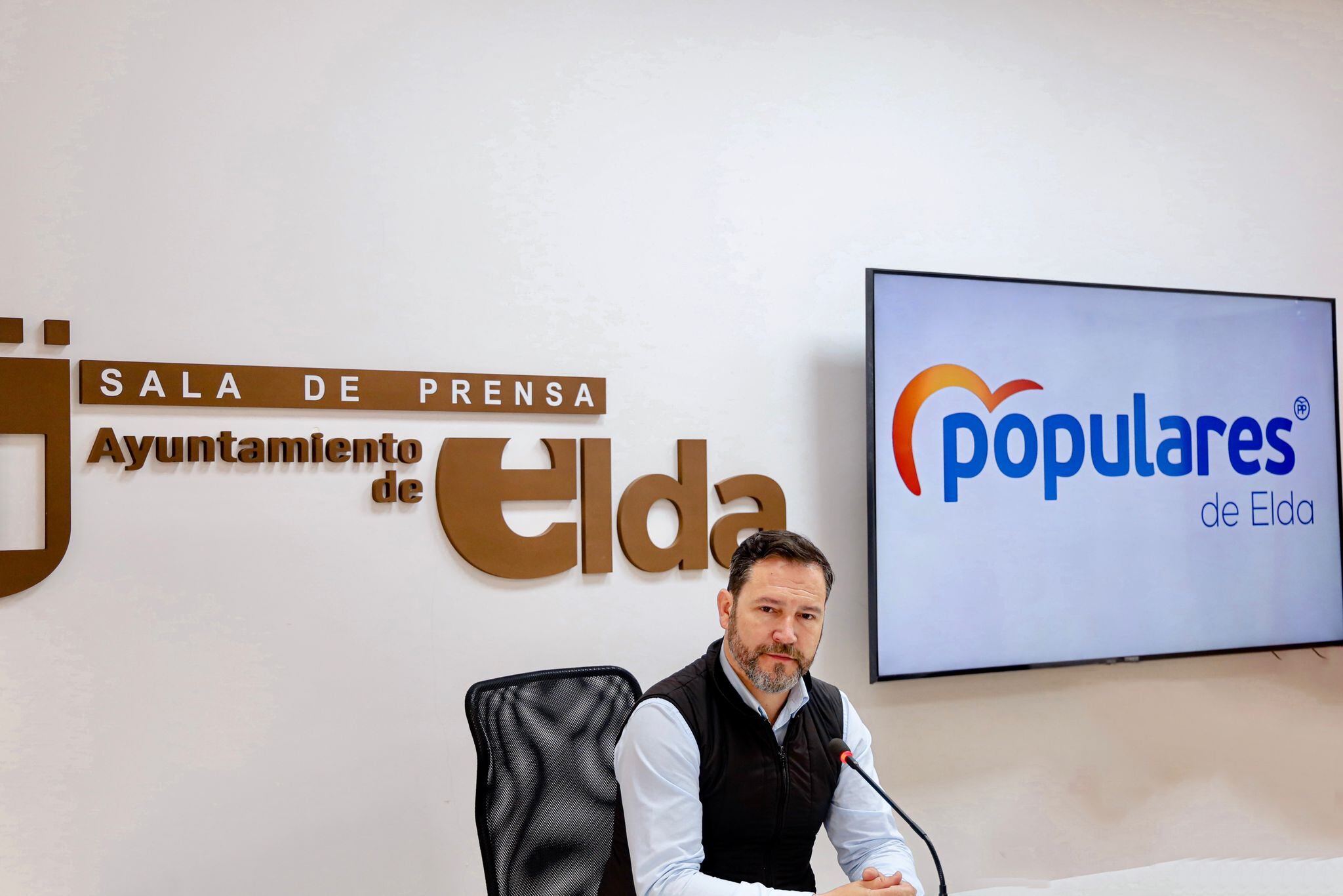 Francisco Muñoz, portavoz PP Elda en rueda de prensa