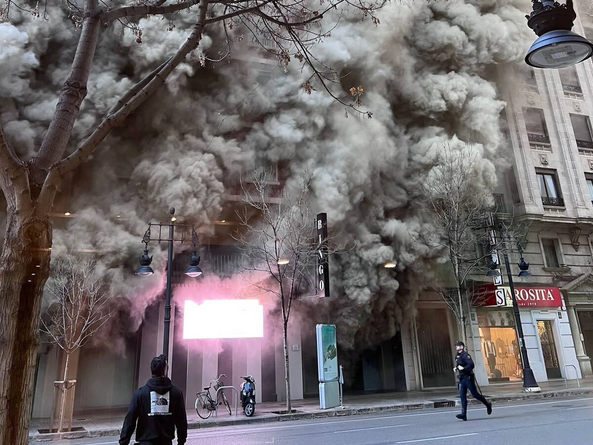 Un aparatoso incendio en un bingo del centro de València obliga a evacuar a 32 personas
