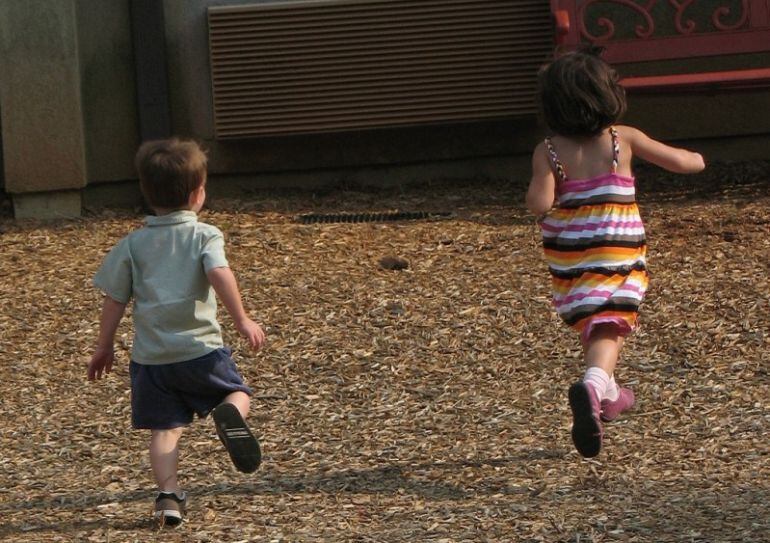 Dos niños juegan en una imagen de archivo.