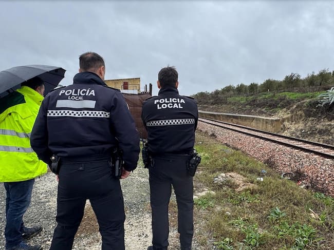 ARAHAL (SEVILLA), 25/01/2026.- Imagen del muro en peligro de desprenderse que ha provocado el corte del tráfico ferroviario entre Arahal y Marchena (Sevilla), lo que hace que esté interrumpida la circulación de Media Distancia entre la capital sevillana y Málaga desde la mañana de este domingo. EFE/Fermín Cabanillas